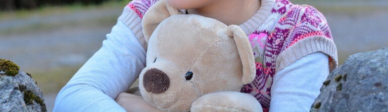 Perché i peluche terapeutici non sono solo per bambini: i benefici per gli adulti